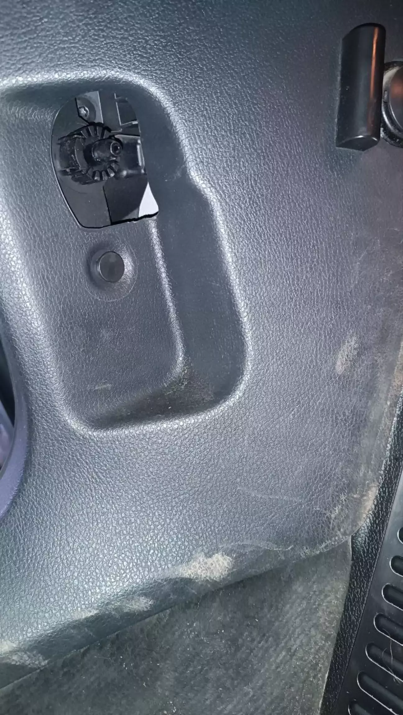 кругленькую клипсу поддеваем,пластиковый болтик откручиваем и снимаем панель