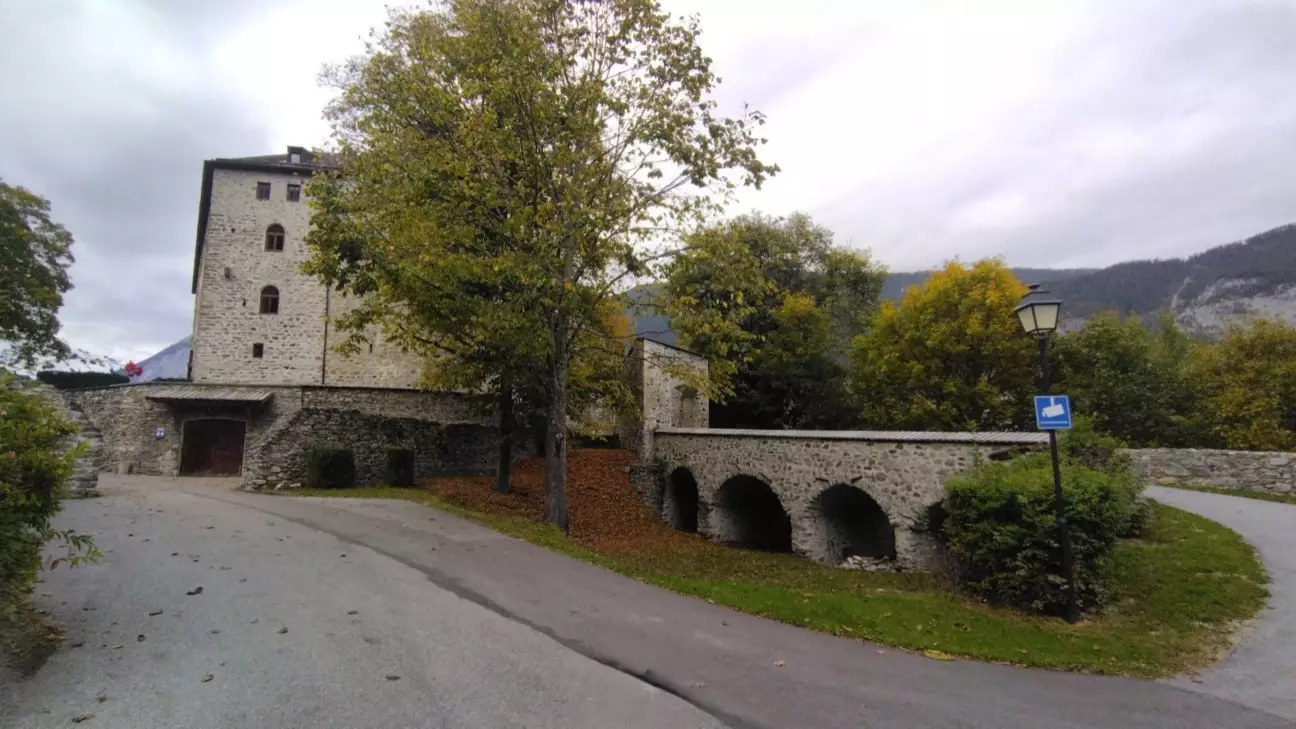 вид на замок з кам'яним мостом