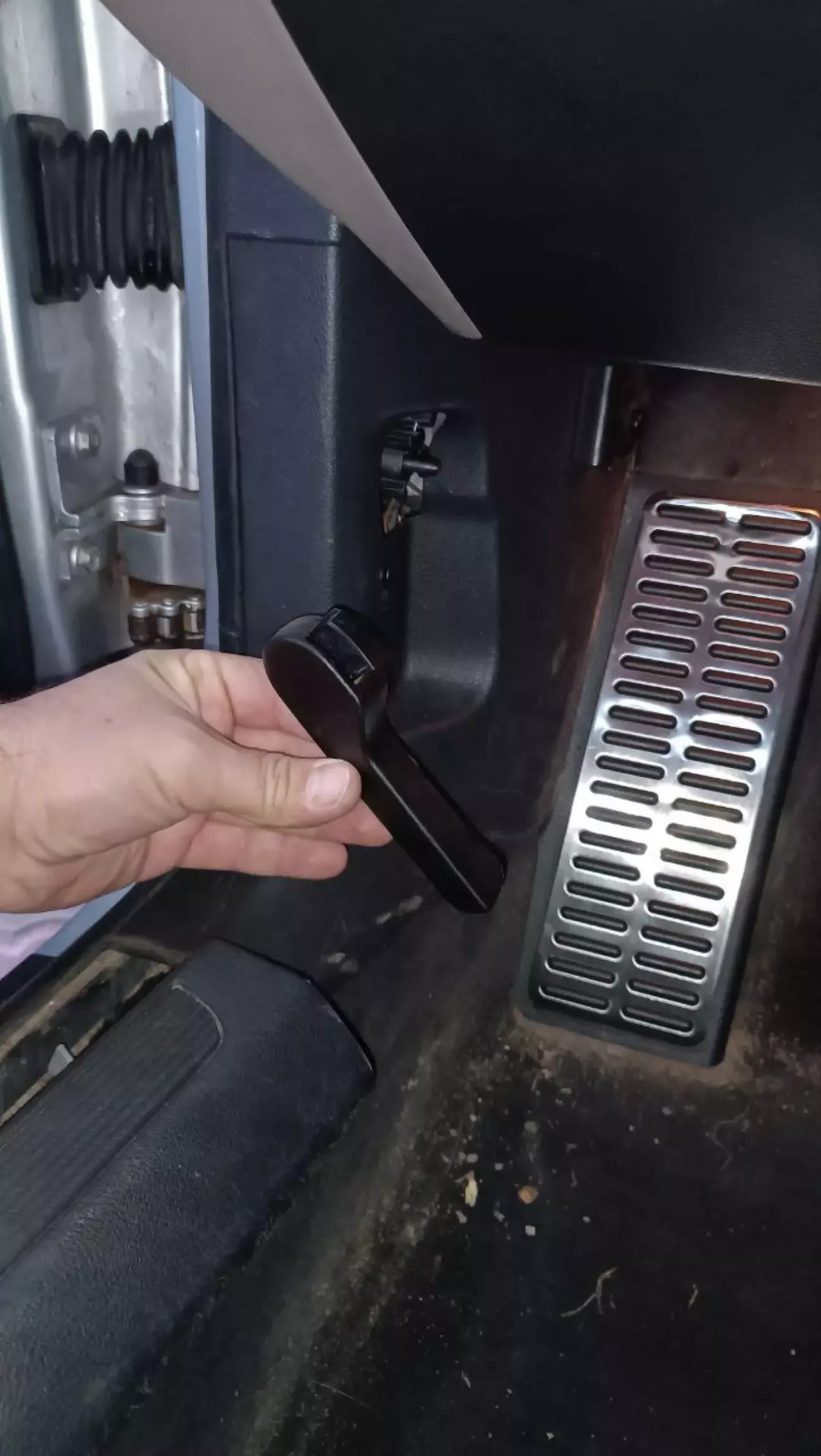 надо изгибнуться,что бы вынуть плоской отверткой стопорную скобу