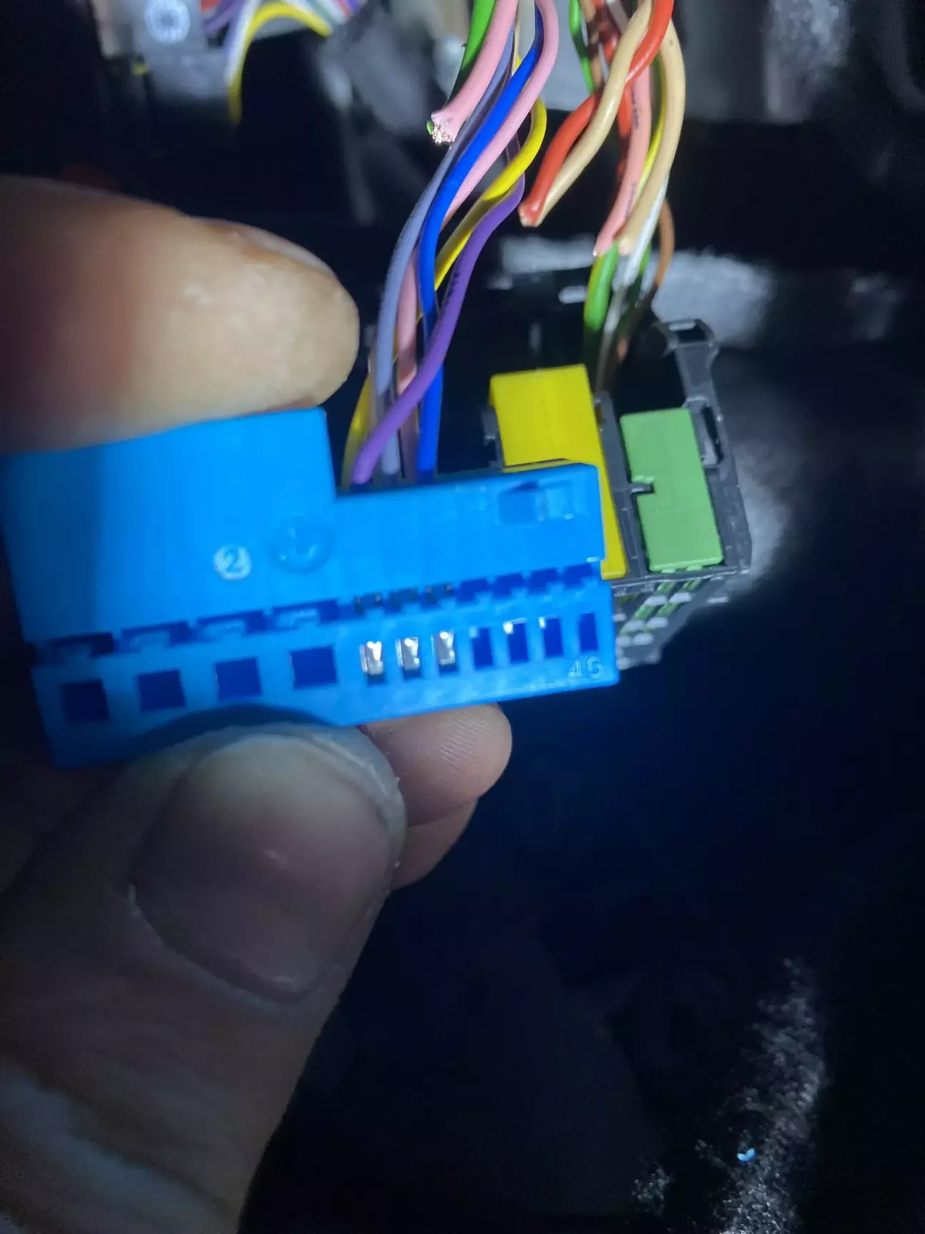 фішка куди приходять динаміки НЧ і ще трохи дротів