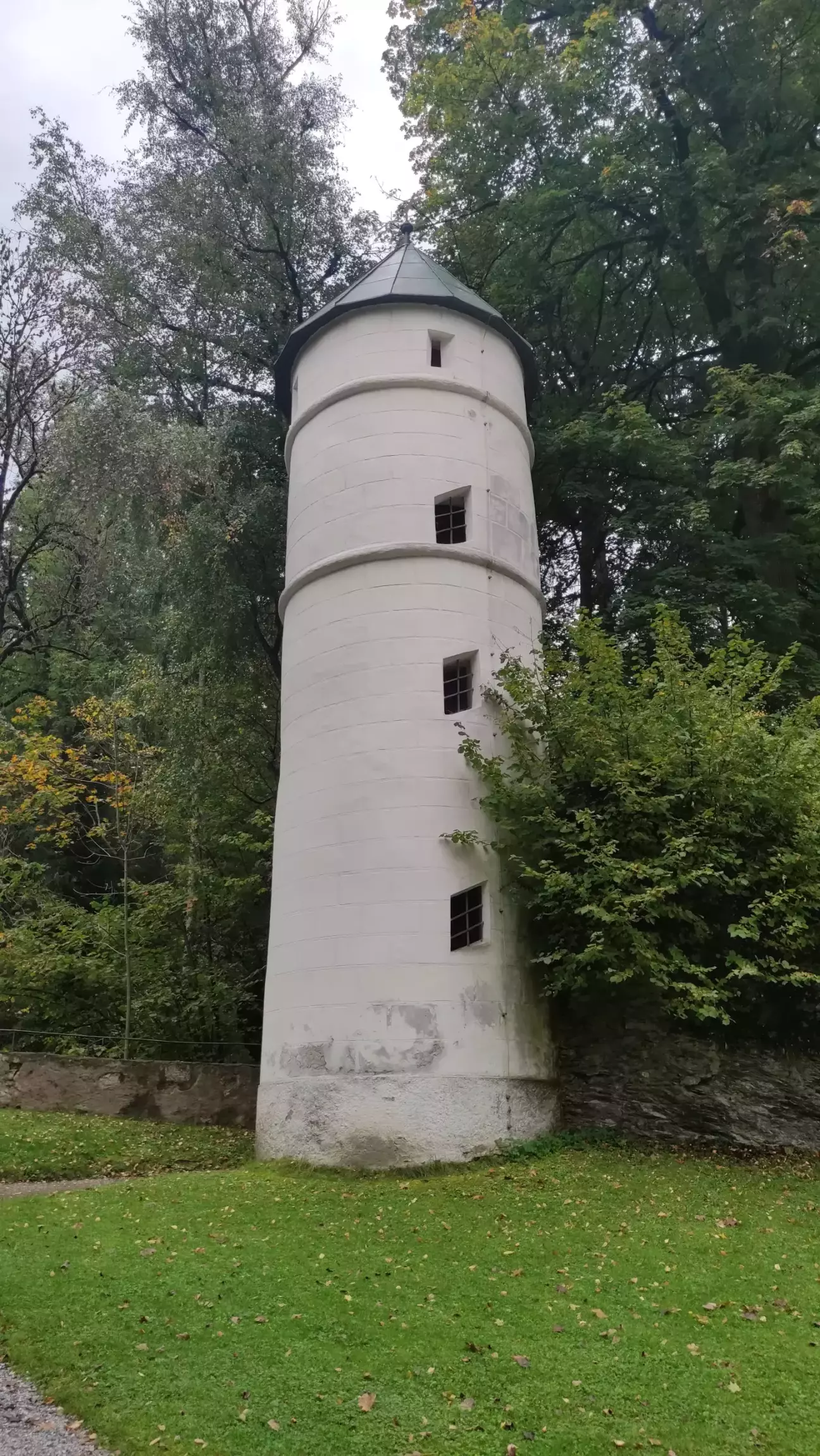 стара вежа на території замкового парку