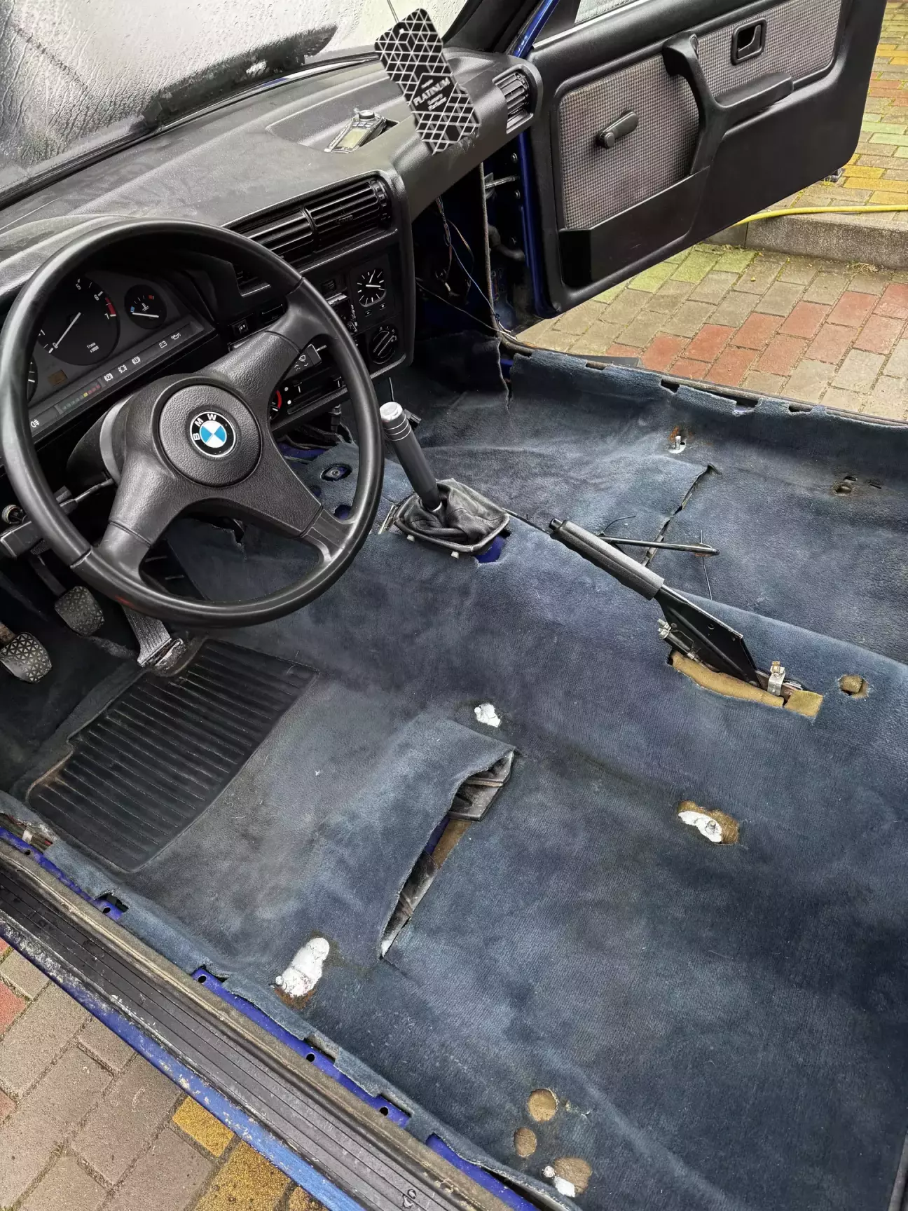 Перед встановленням - очистив, на скільки можна було, карпет.