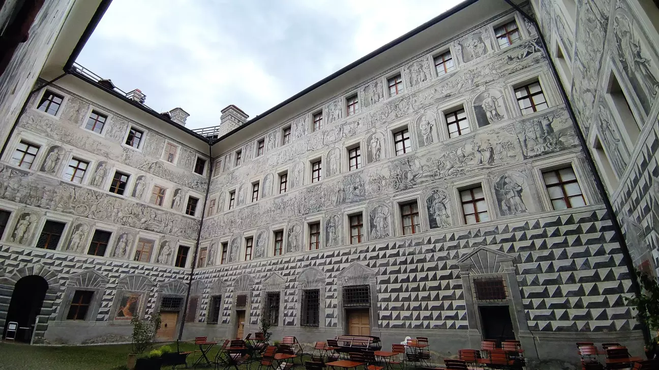 внутрішній двір верхнього замку