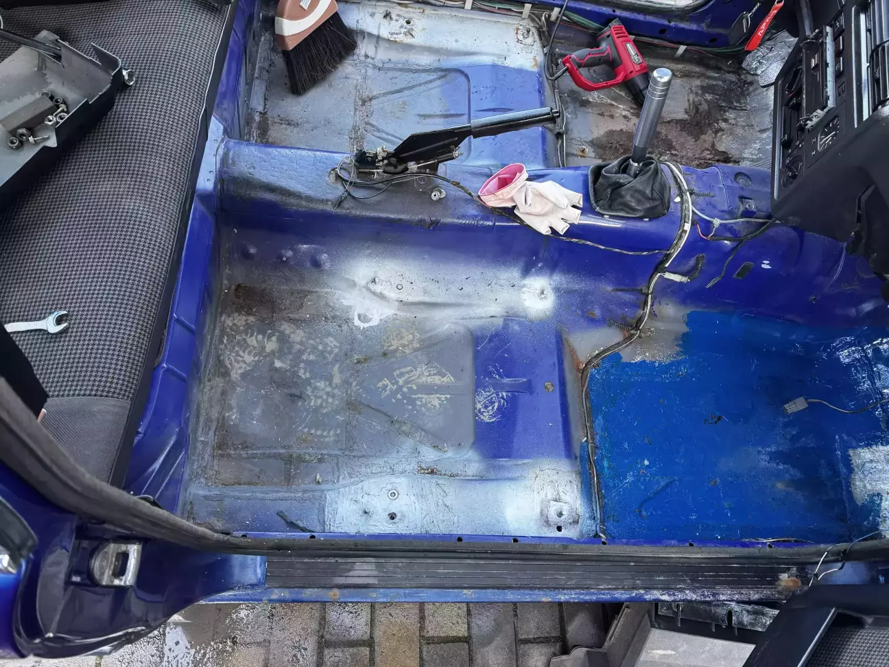 Початок роботи, вимив підлогу, зачистив де було необхідно, пофарбував