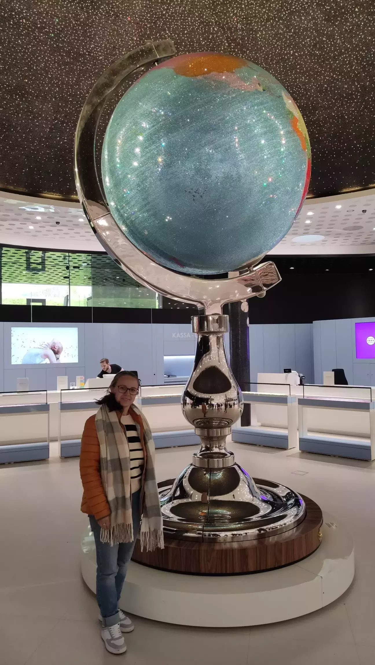 скрізь і повсюди кристали Сваровські всіх форм і кольорів