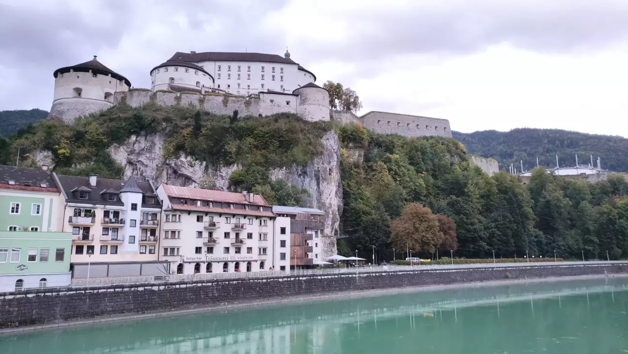 вид на фортецю з моста через річку Інн