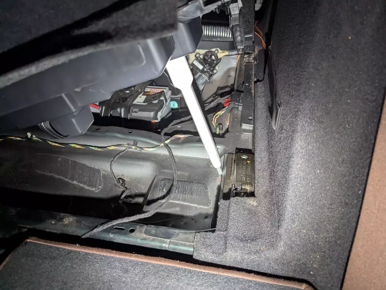 Підпираємо ящик з інструментами, щоб повністю не розбирати багажник