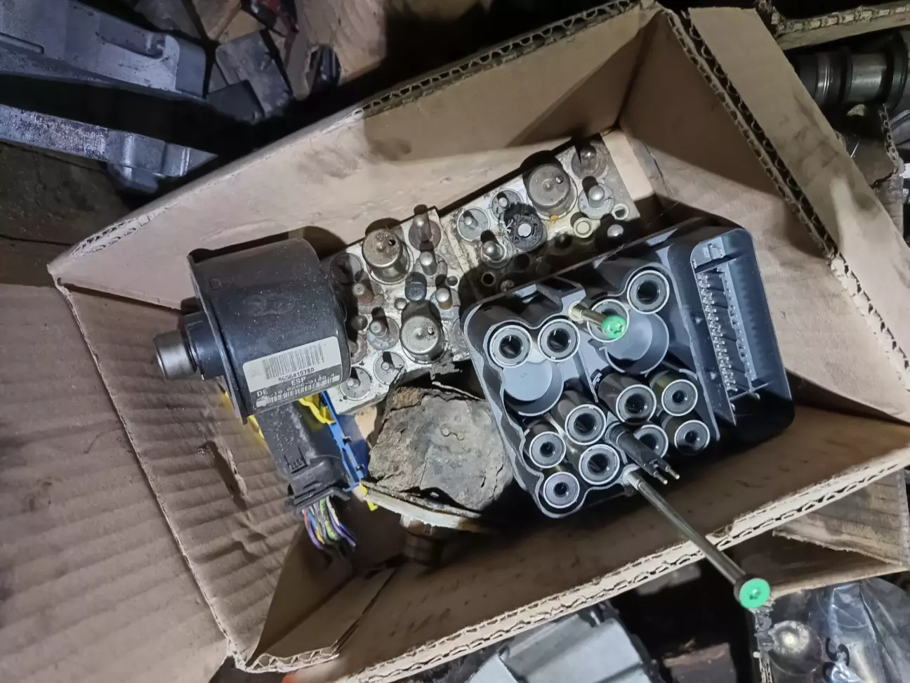 Блоки абс з єсп,один мотор точно живий,все інше скоріш за все мертве,але це не точно) ціна за все 500грн