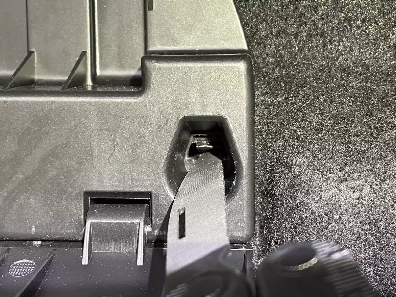 Допоміг фіксатору стати на своє місце