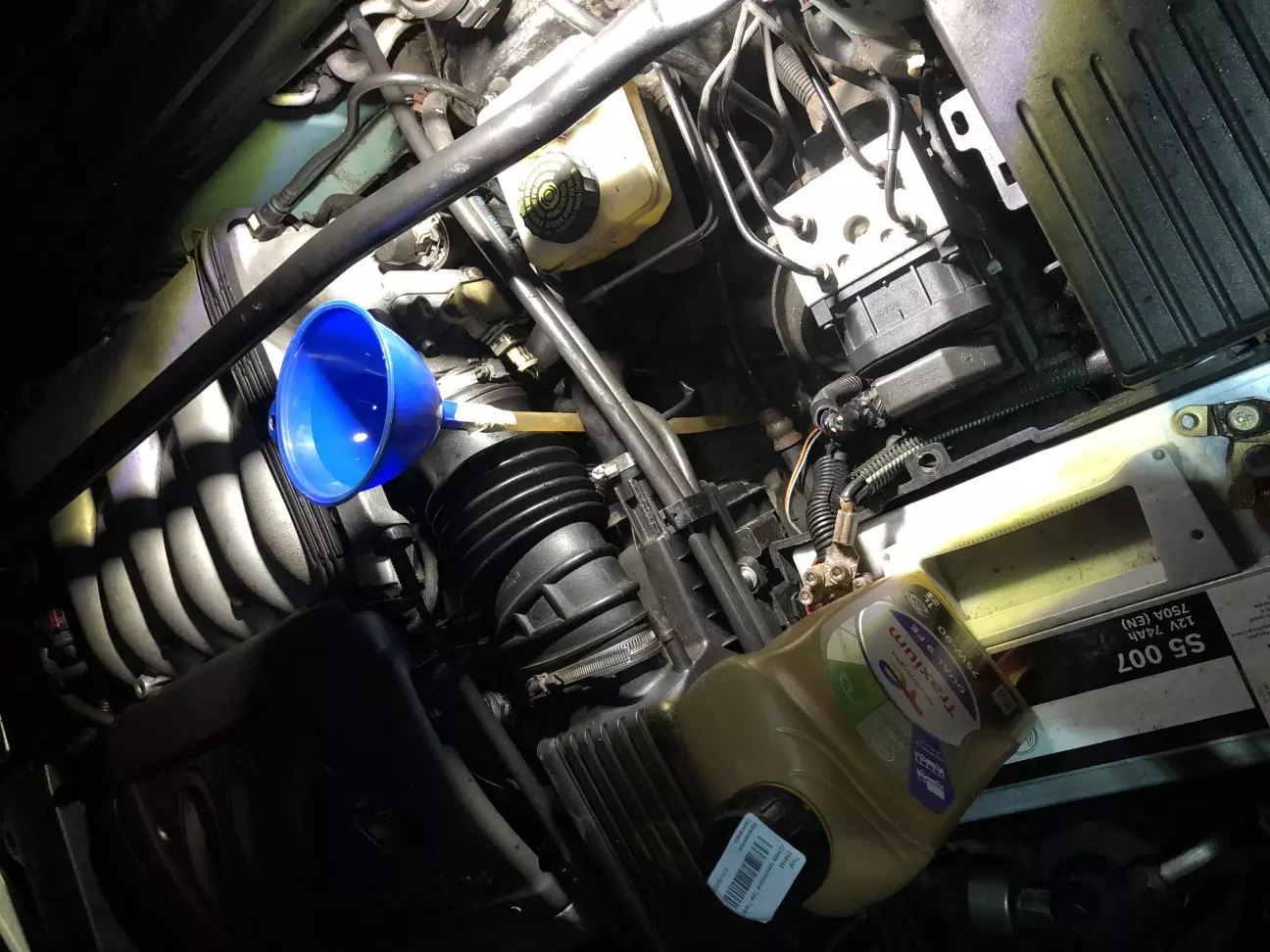 заливаю, нічого розбирати не треба, головка 21 довгий ...хз як називається))