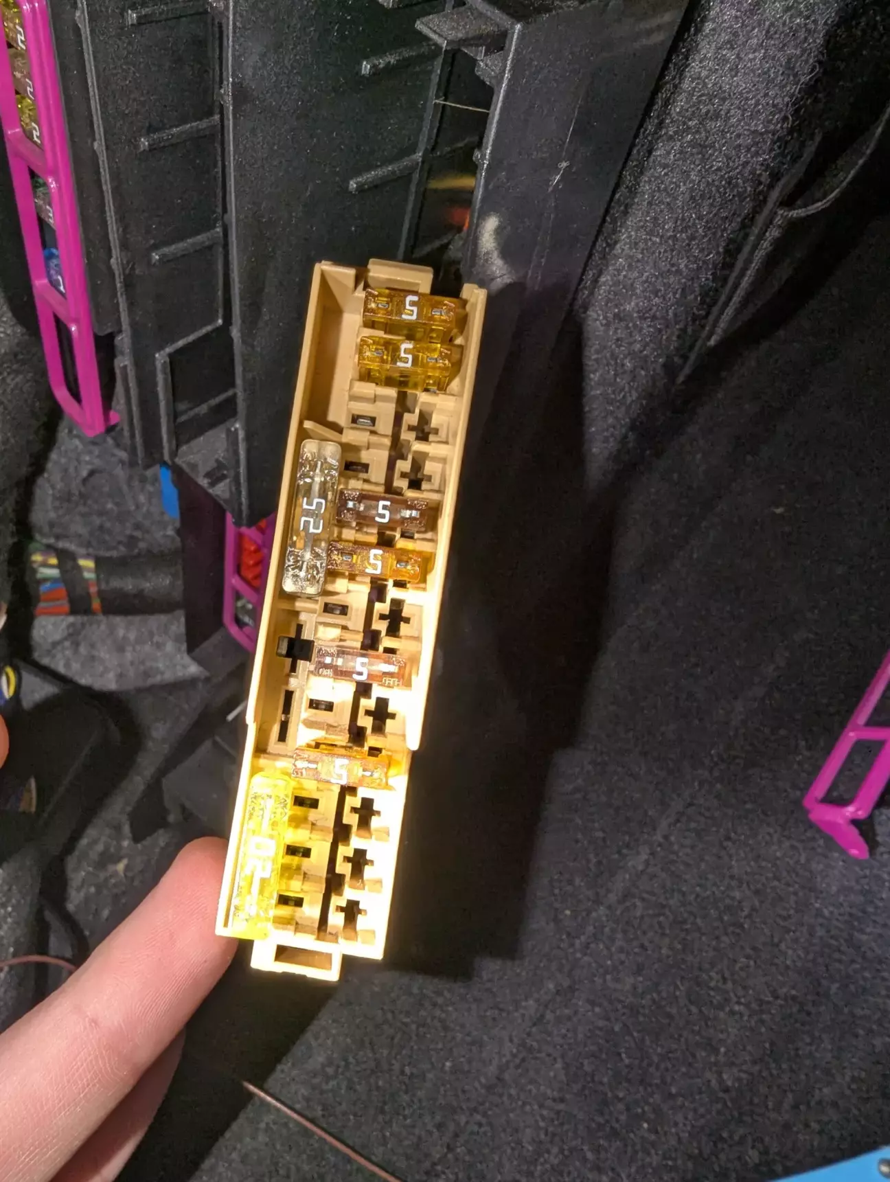 Дроти підключені. Запобіжники встановлені.