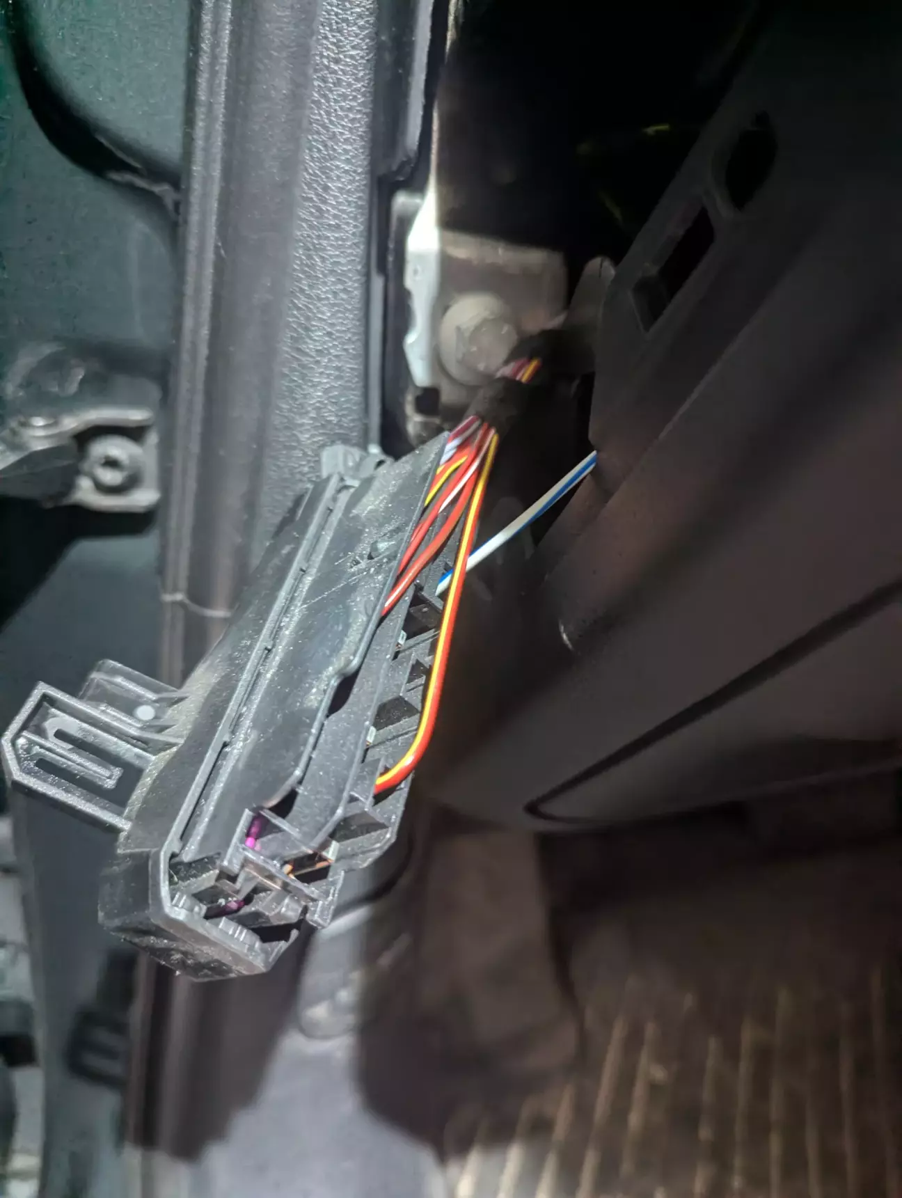 Підключаємо дріт до блоку запобіжників