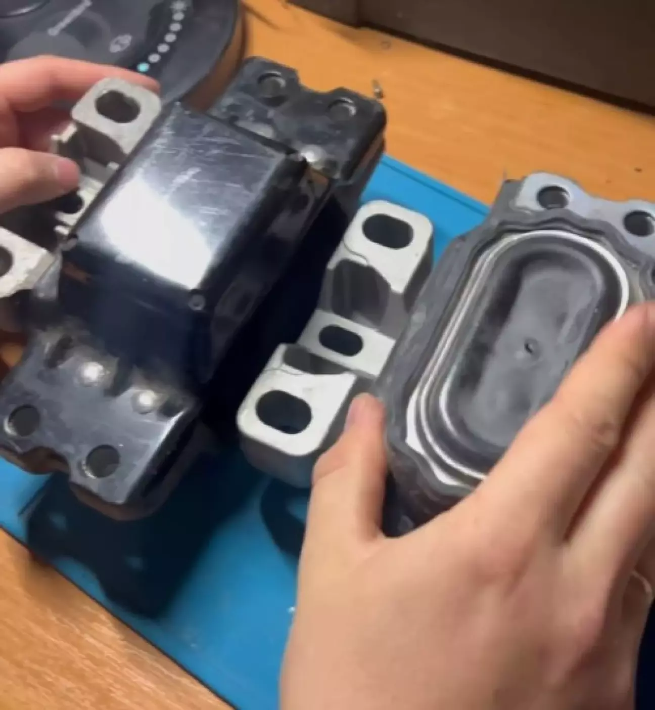 Зліва 3C0 199 555P Зправа 8J0 199 555 G