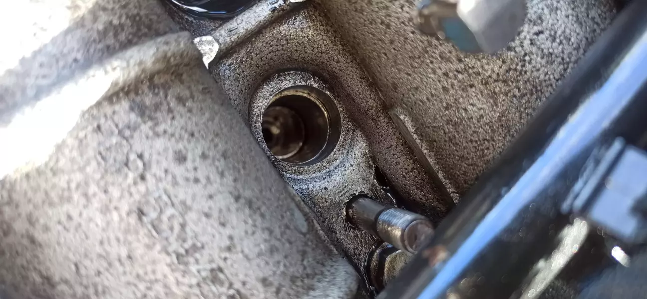 Отвір в пострілі РВ, під точкою прижимної лапи першої форсунки