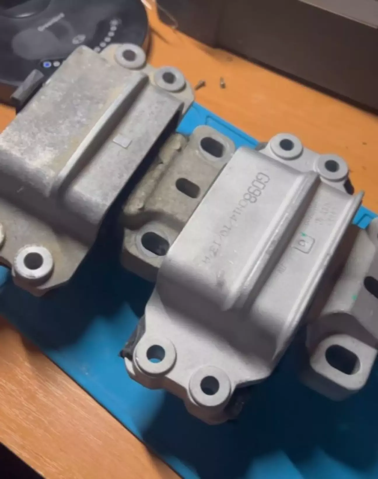 Зліва 3C0 199 555P Зправа 8J0 199 555 G