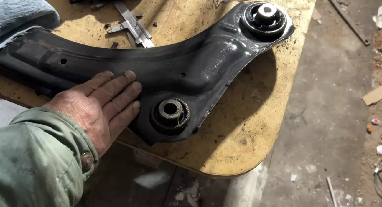 Важиль як новий, але зі старими дірками)