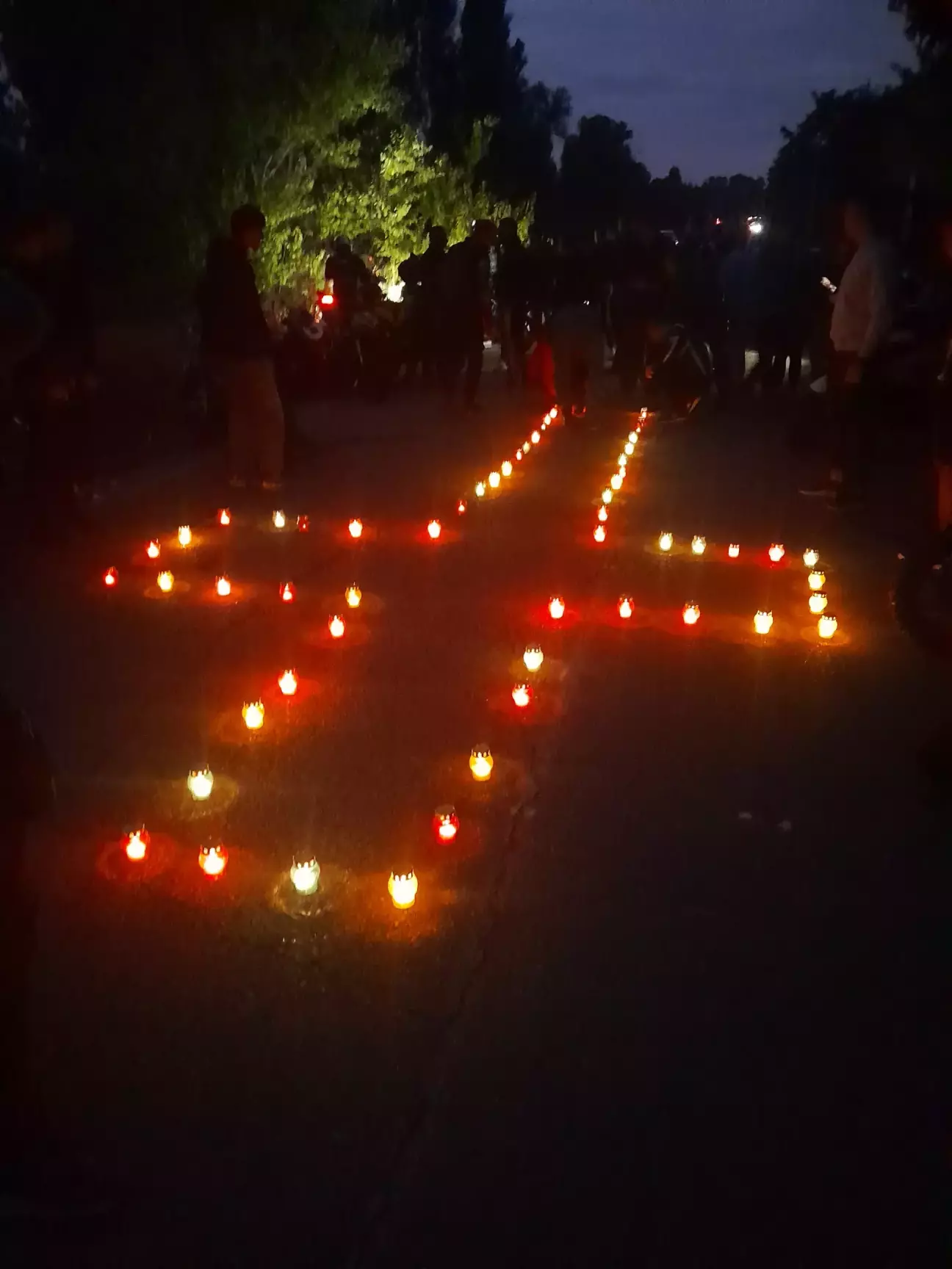 Проїхались колоною по місту, за містом виклали хрест, погарчали як годиться. Взагалі раніше проводили на центральній площі, але зараз війна, люди бояться гучних звуків, тому краще гарчати в полі.