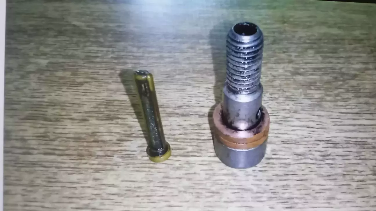 старой нижній банджо-болт із сіткою