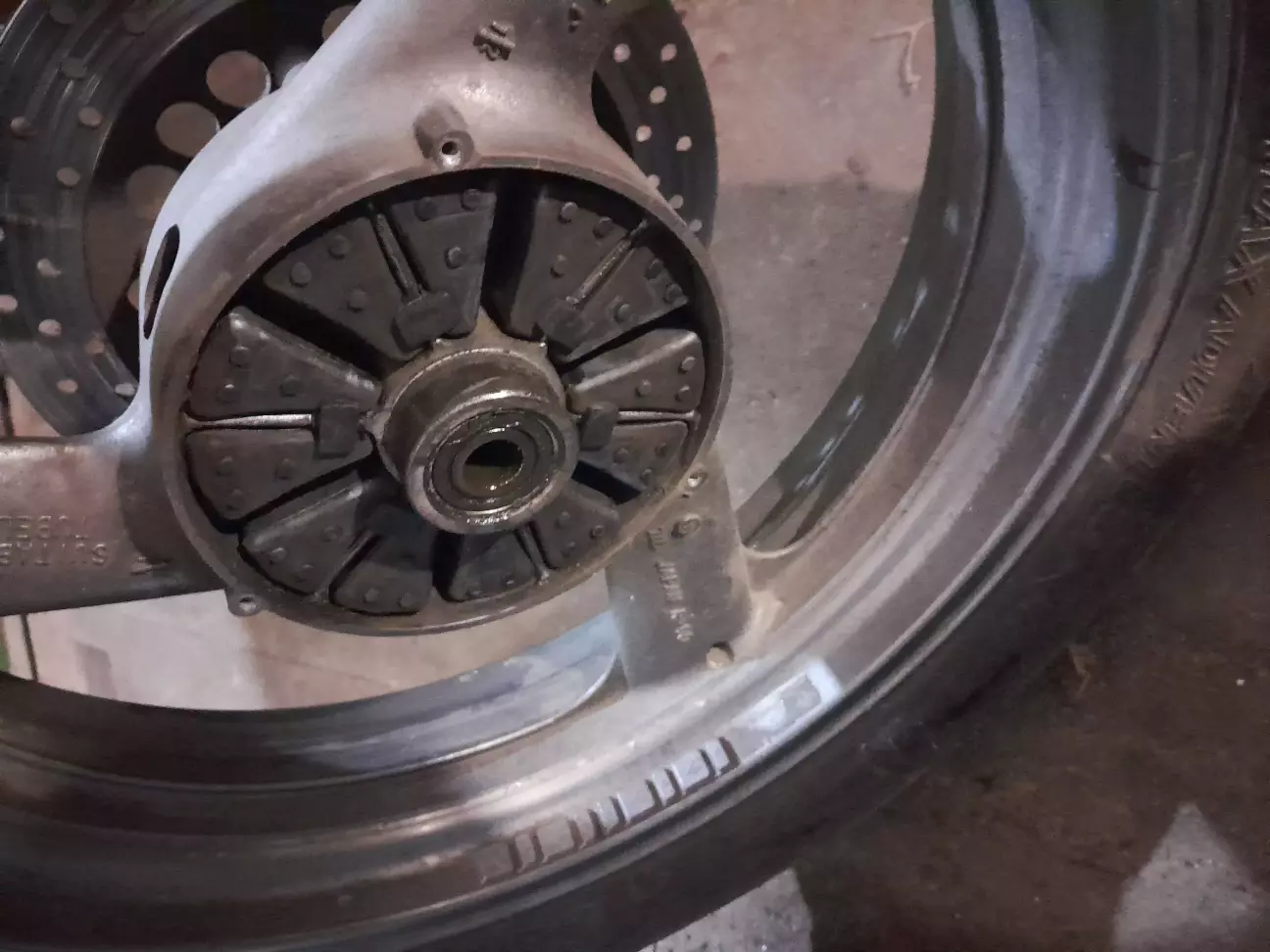 Заодно подивився як себе почувають еластичні елементи в колесі.