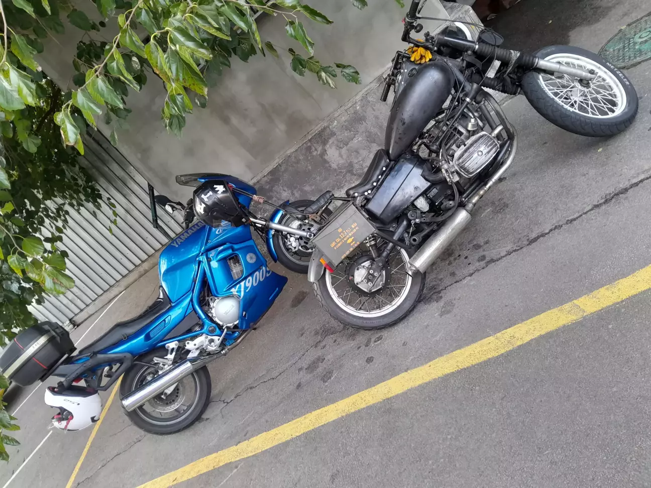 Кава з власником Дніпра. Цікавий мотоцикл, багато чого зроблено, їде досить непогано.