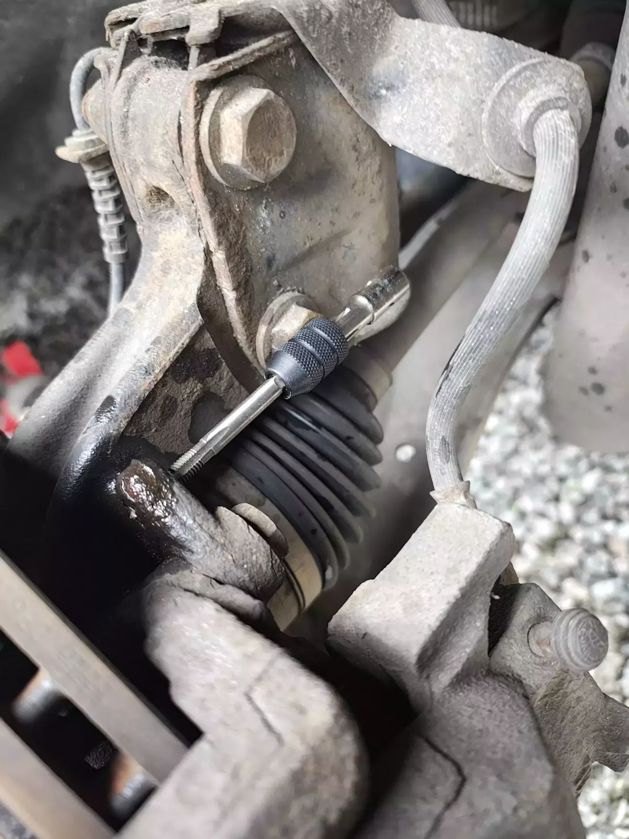 Було б набагато зручніше якби були зняті гальмівні диски, але маємо що маємо