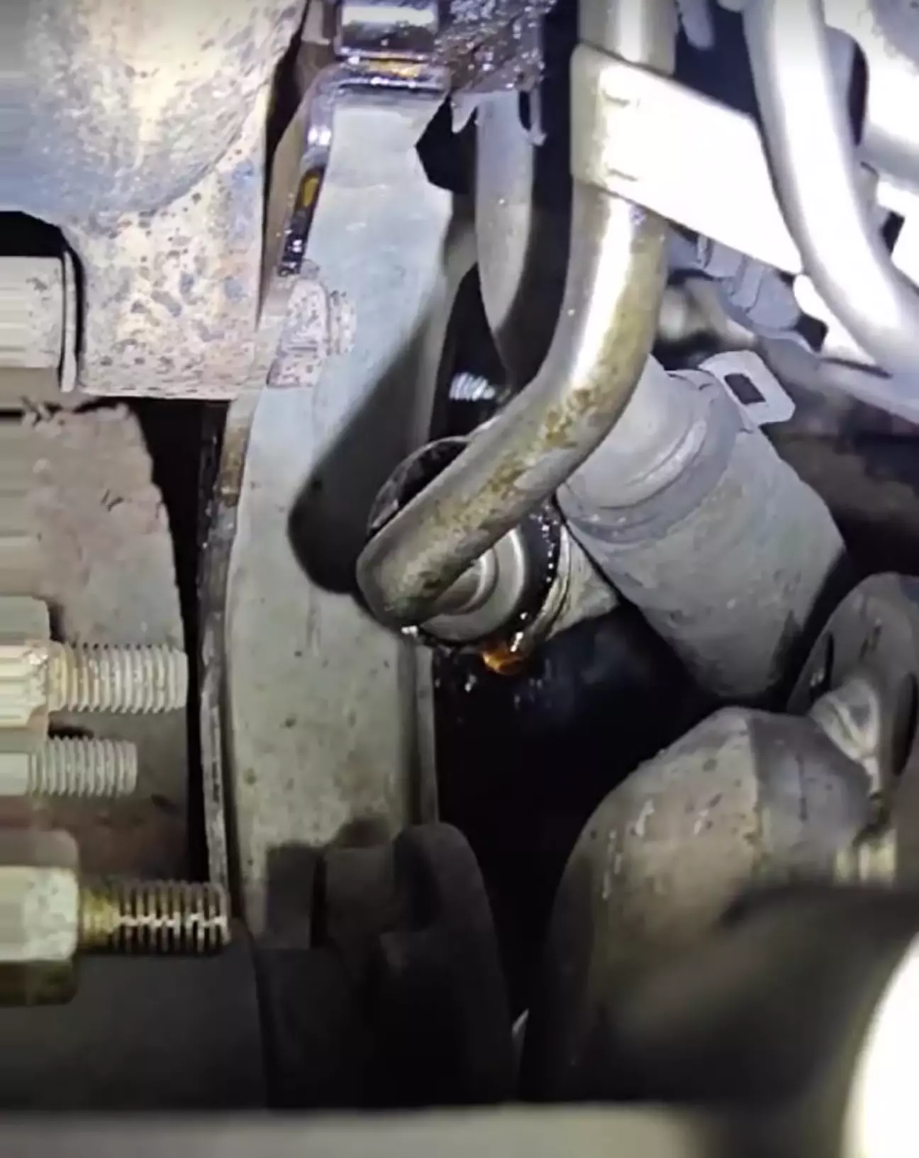 Та сама трубка до турбіни. Підтікання.