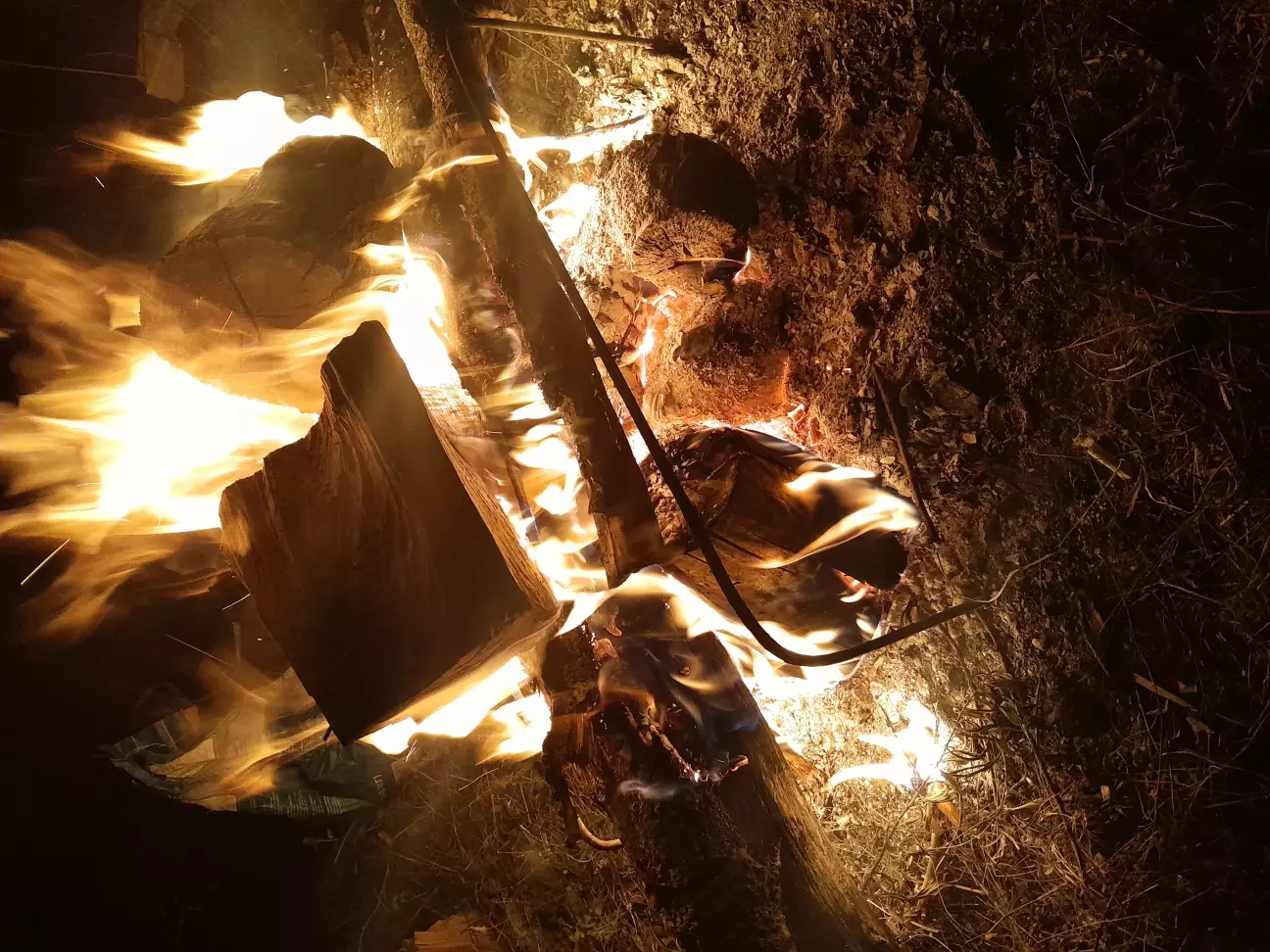 Багаття, розмови про мотоцикли, концерт, для виживших кіно простонеба опівночі.