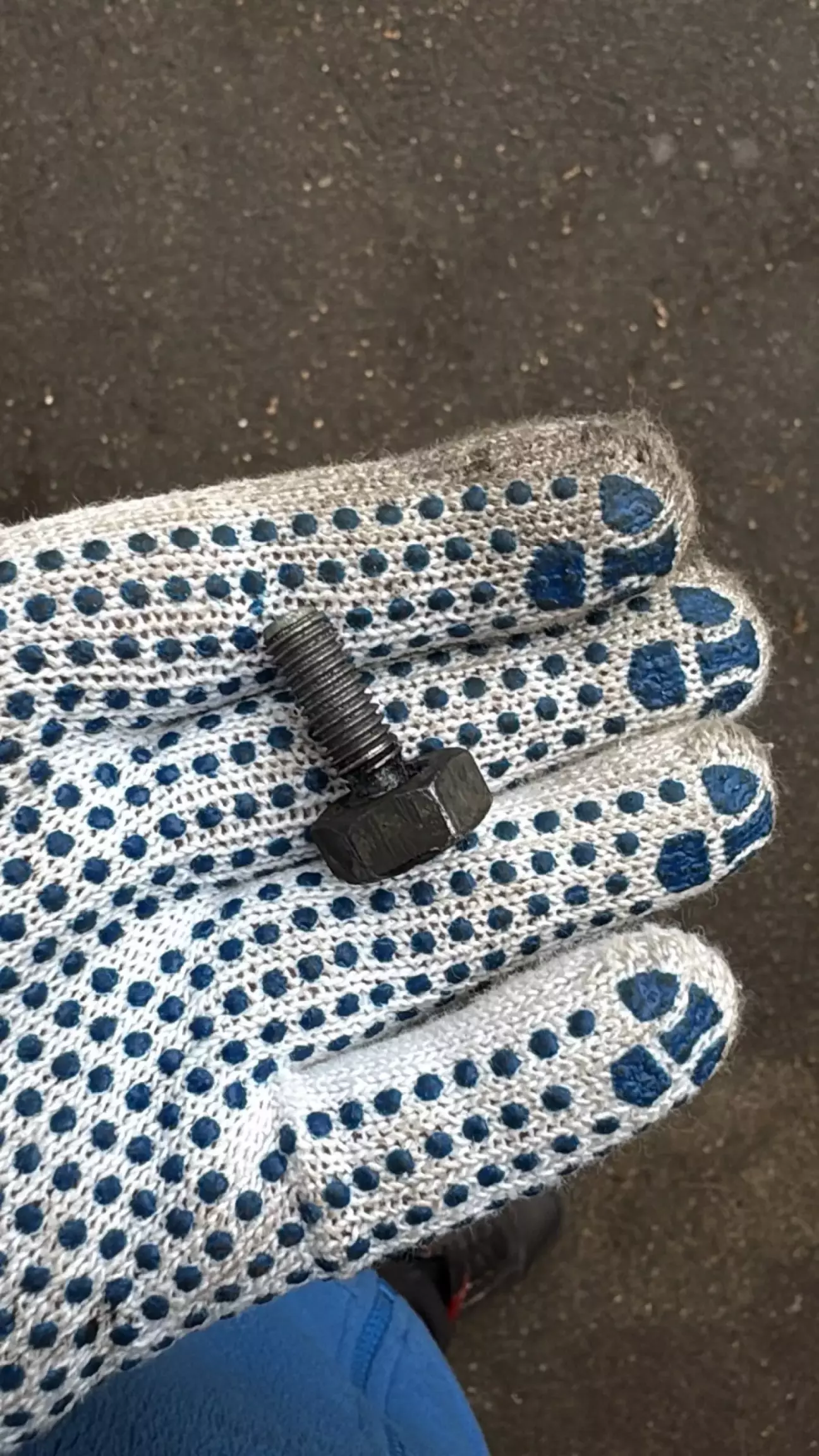 обломаний болт кріплення банки глушника