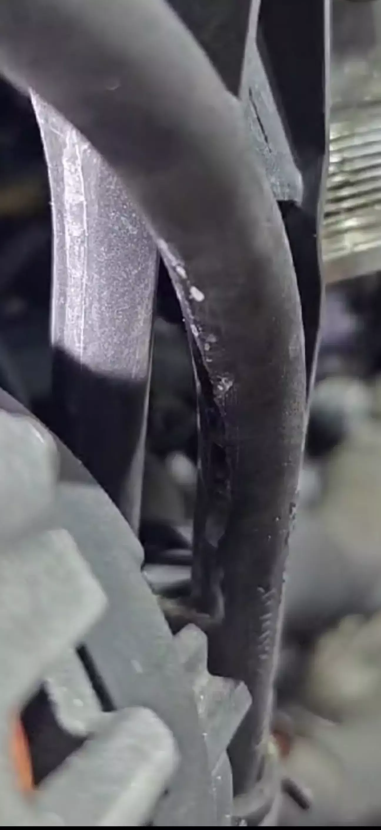 Трубка до додаткового насосу. Тріщина.