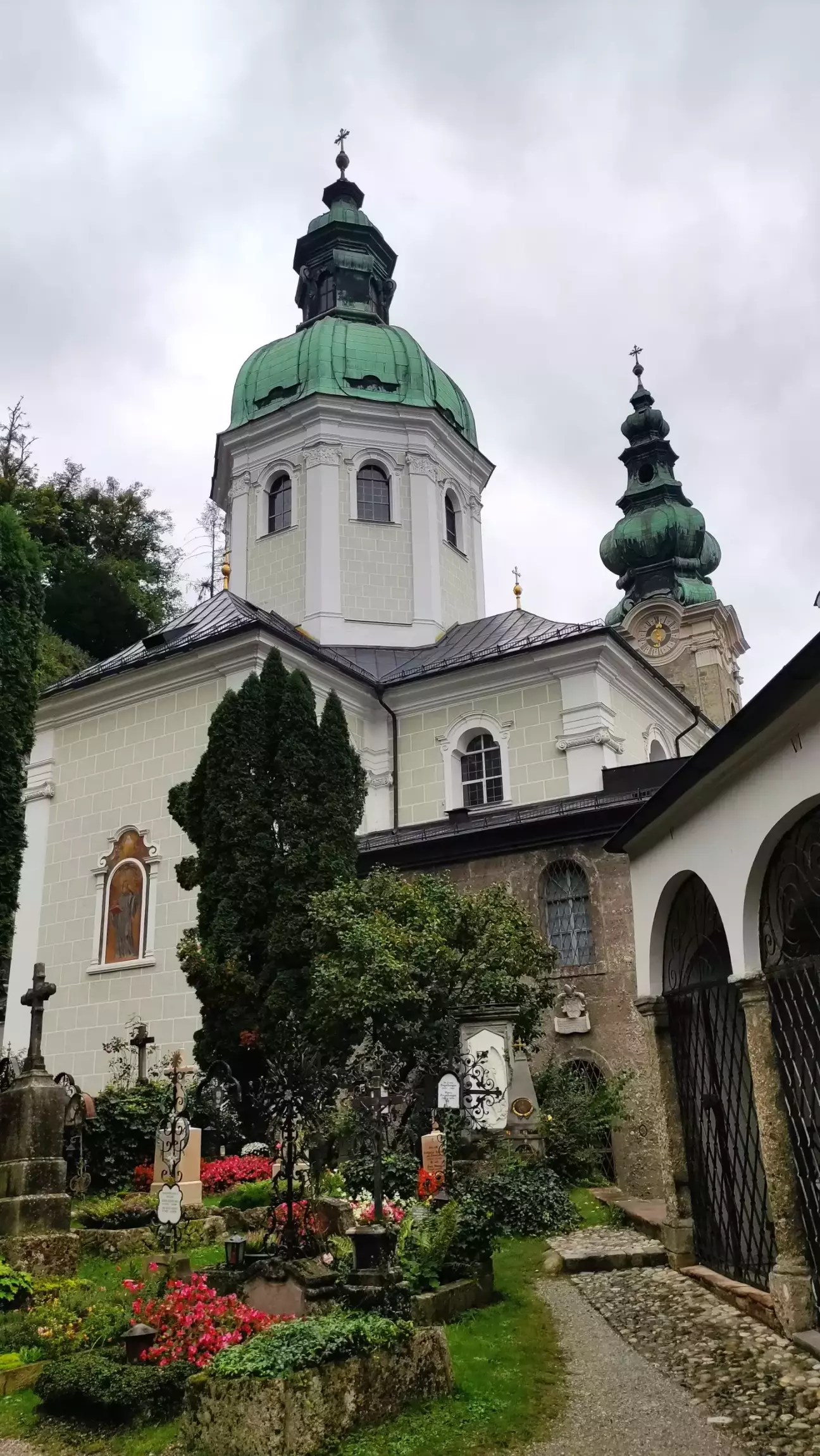 капелла св. Маргарити побудована на поч. 12го ст. при цвинтарі у підніжжя фортеці