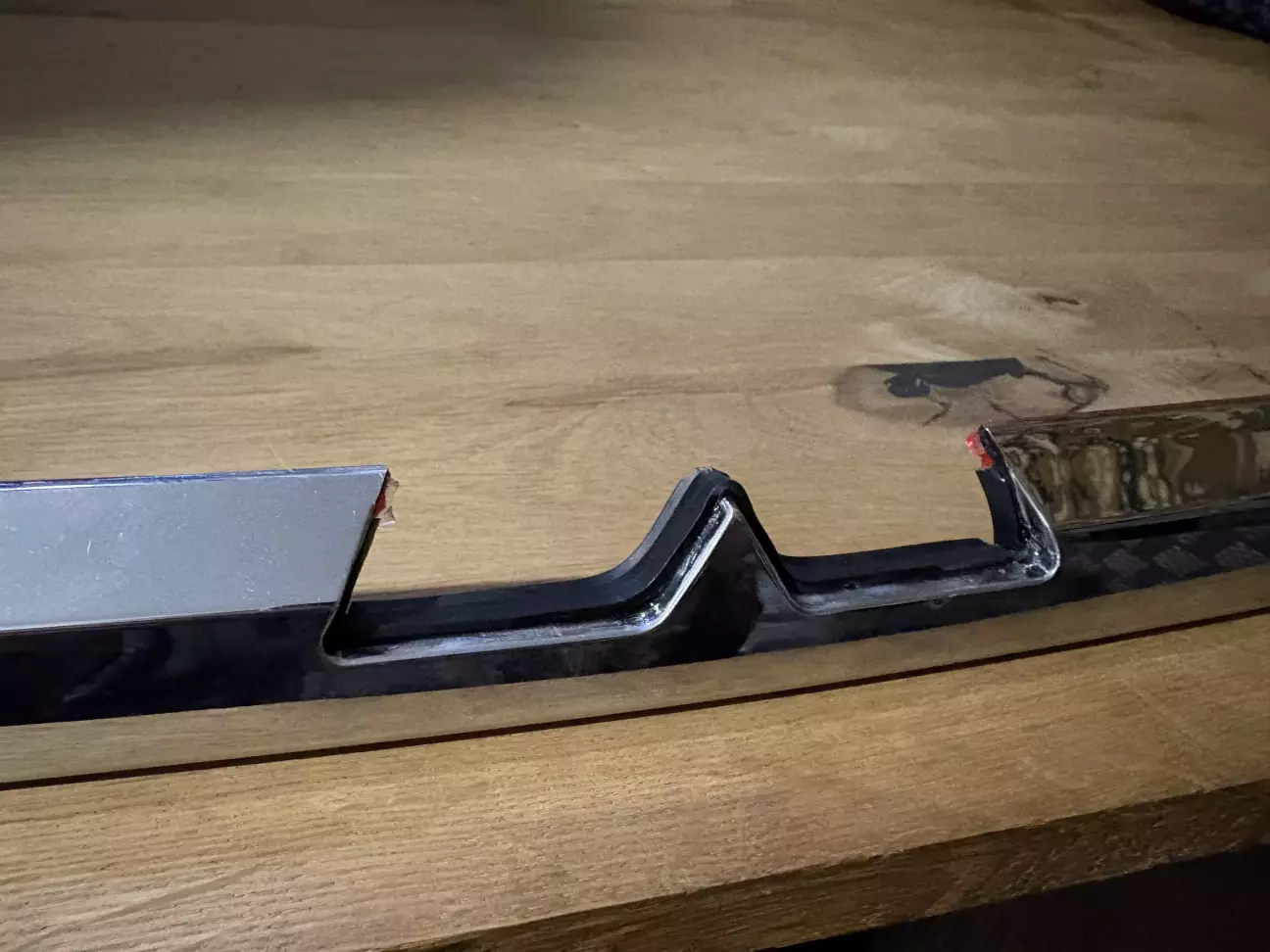 Зайве під кріплення шильдика обрізав і приклеїв ущільнювач який йшов на накладці