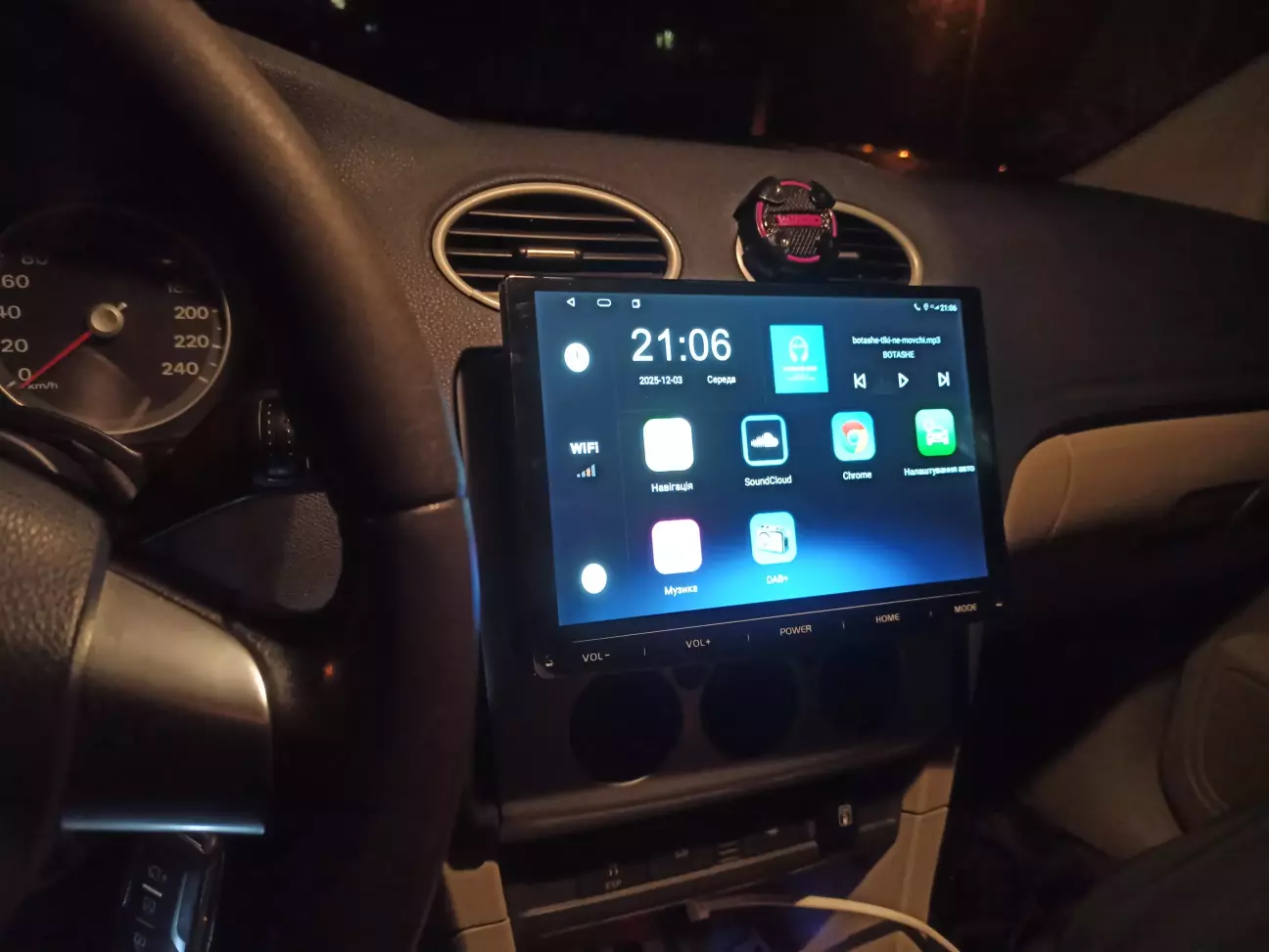 Лаунчер такий собі. Потім встановлю щось цікавіше.