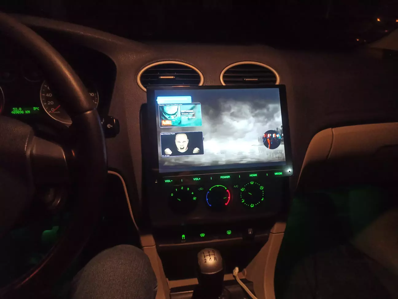 Примірка в авто. Екран у нижньому положенні.