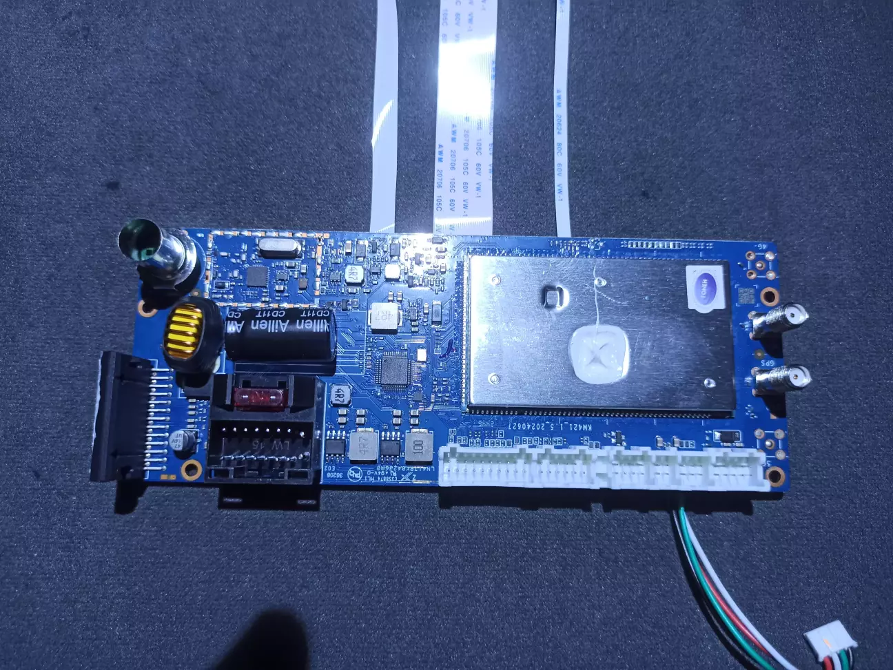 Плата пристрою має такий вигляд. Можна роздивитись набір компонентів. Термопасти не пожаліли. На проц нанесли добряче. Так само як і на мікросхему підсилювача.