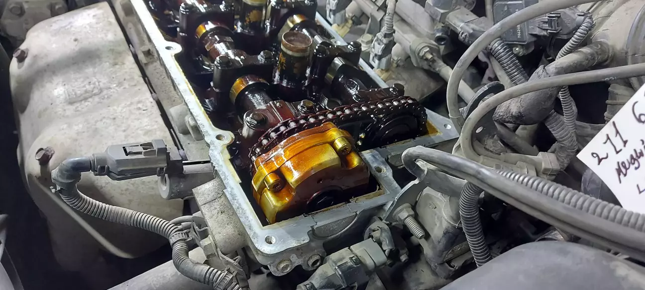 Цепь в хорошем состоянии, как и натяжитель, ничего не трогали.