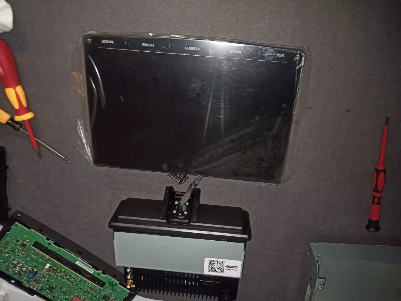 Віддідяю екран(він має близько 5 фіксованих положень по вертикалі)