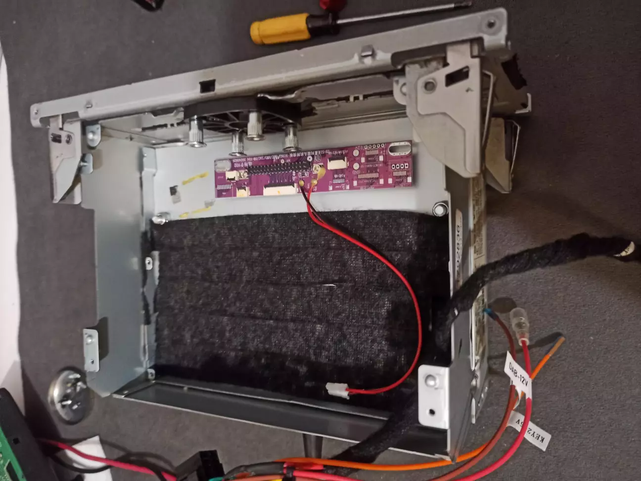 Вставляю будиночок андроіда у японський будиночок. Вони наче були створені один для одного. Для надійності їх з'єднав трьома гвинтами м5.