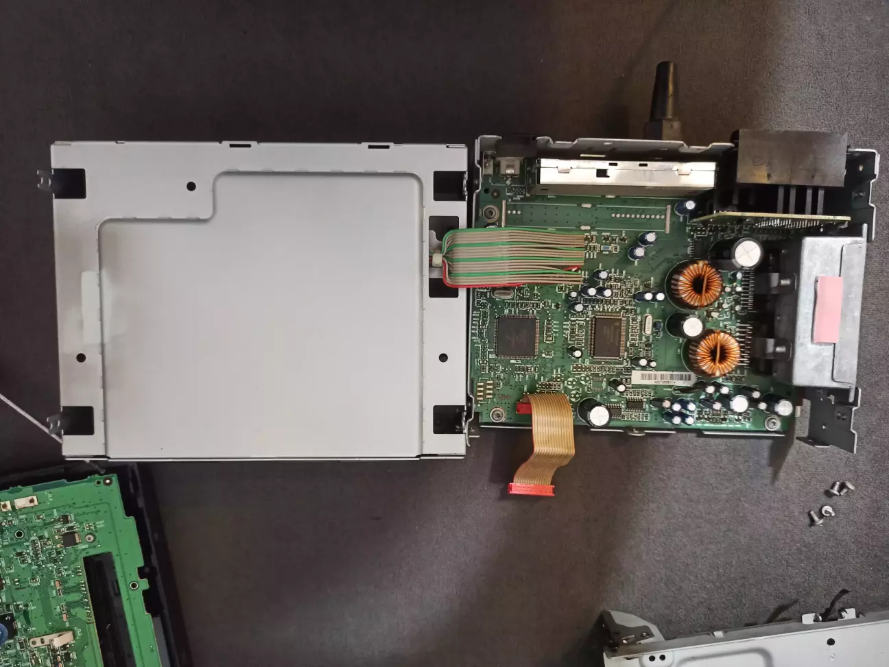 Розділяю половинки магнітоли.