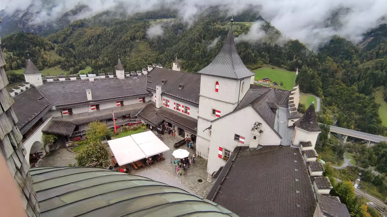 вид на нього з найвищої вежі фортеці