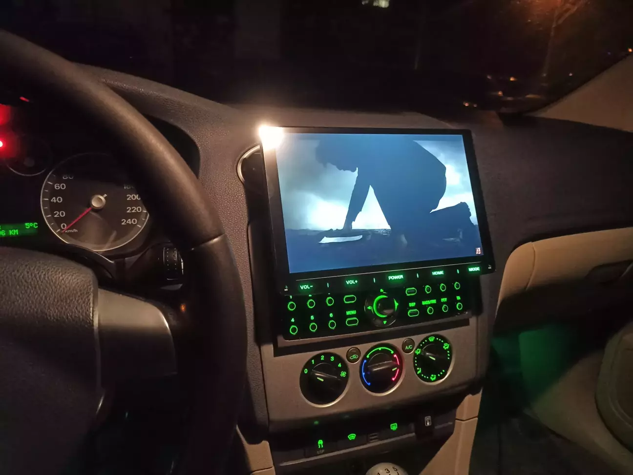 Примірка в авто. Екран у верхньому положенні