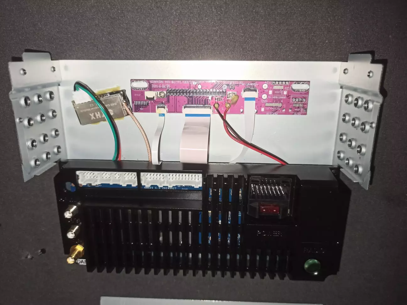 Від'єдную шлейф дисплея та знімаю кришку.