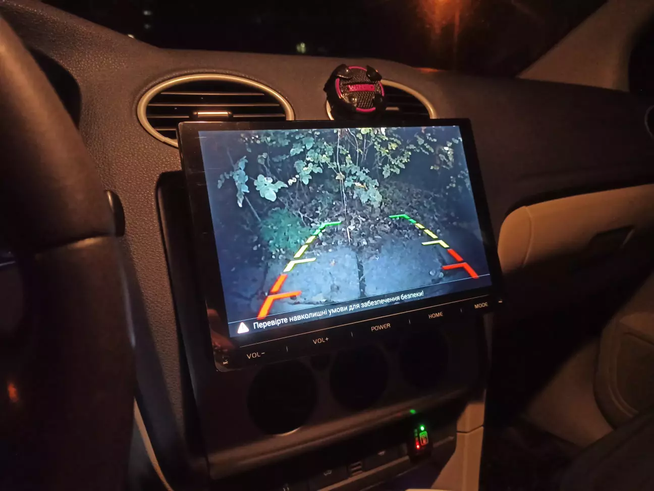 Ну і головне. Заради чого все це було зроблено. Камера працює. Але якість не така як хотілося б. В цілому вона виконує свою функцію. Бабусі в чорному тепер потрапляють в поле зору краще. А це означає, що вони будуть здорові.