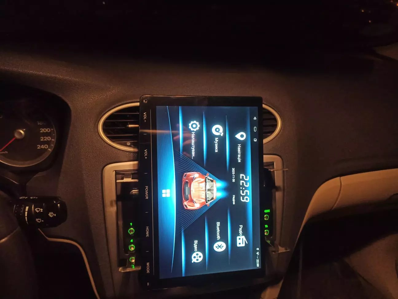 Екран у сервісному положенні- дозволяє зняти магнітолу.