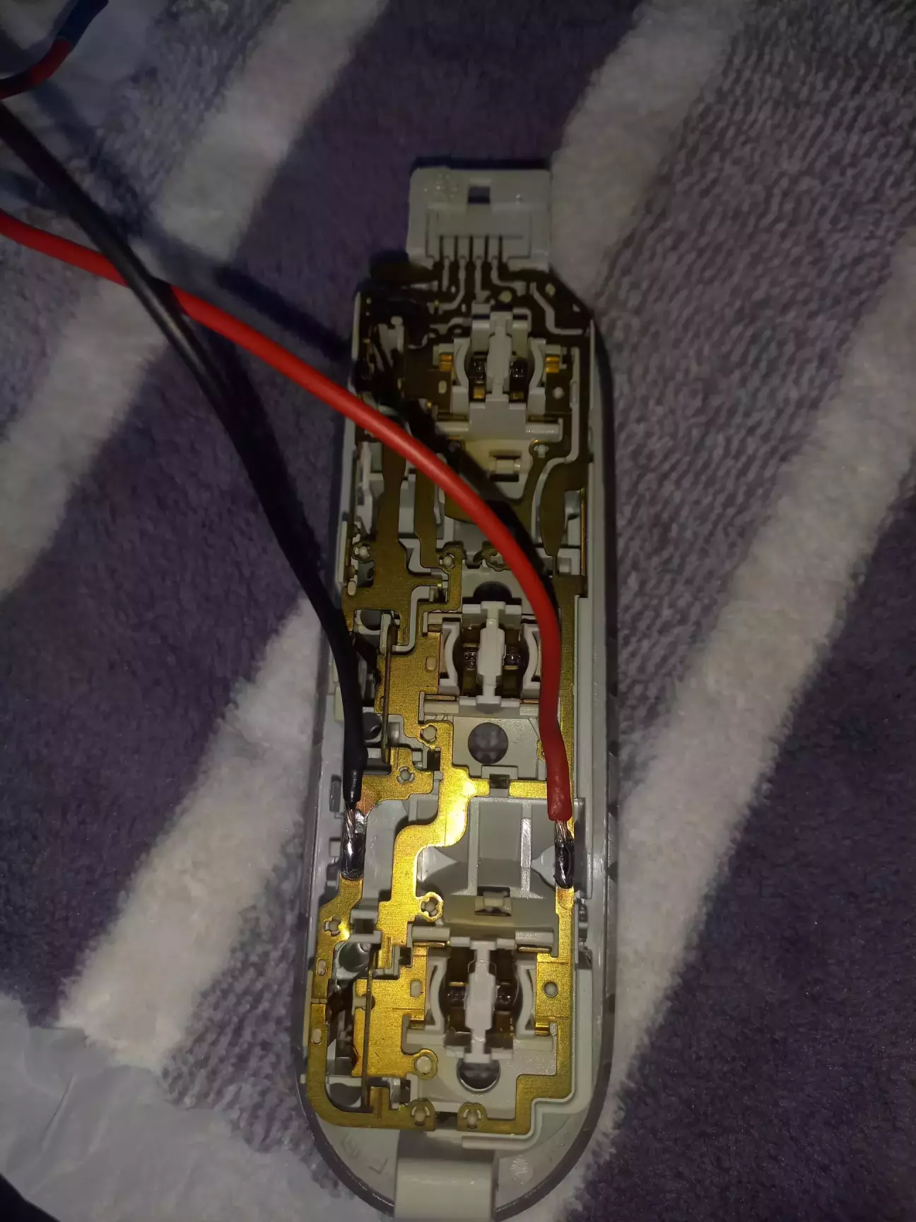 Червоний +, чорний -. На штатній проводці дзеркала аналогічно