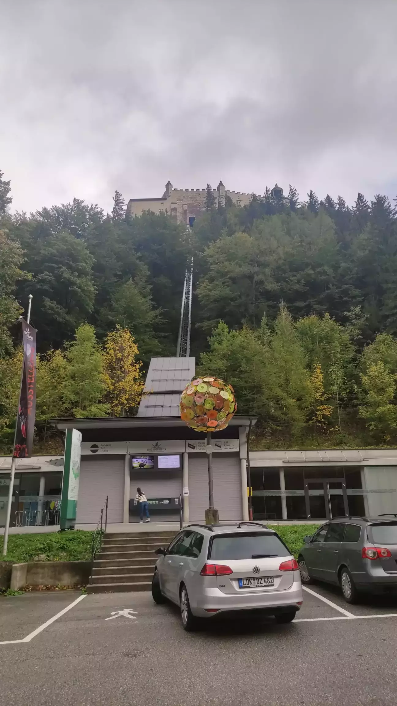 Гольф на порожній парковці біля фунікулера, що веде до замку