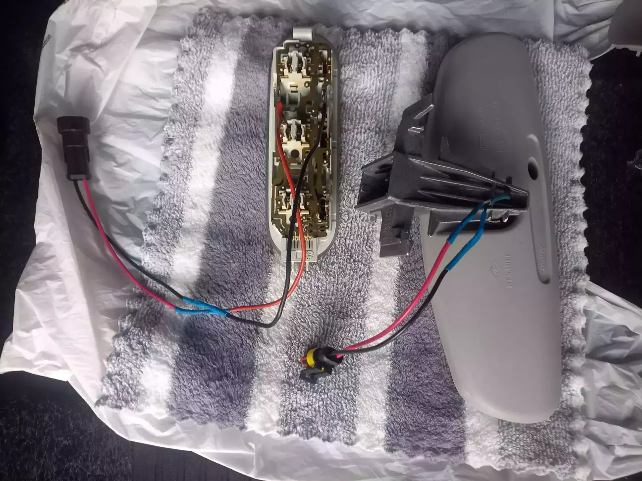 довші проводи саме від плафона, щоб у випадку заміни дзеркала повторно не протягувати їх під стелею