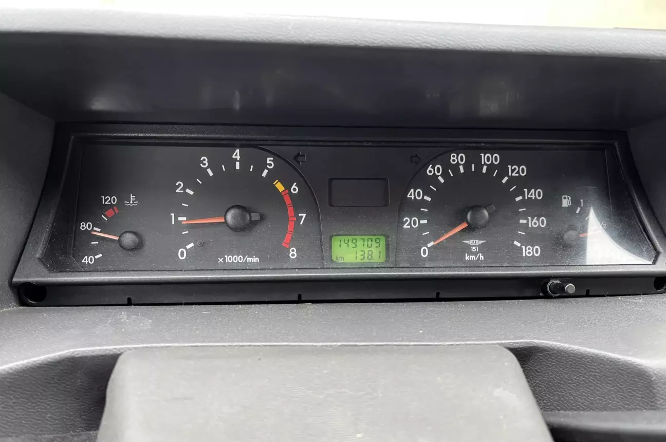 Рідний щиток приладів з оригінальним пробігом для історії.