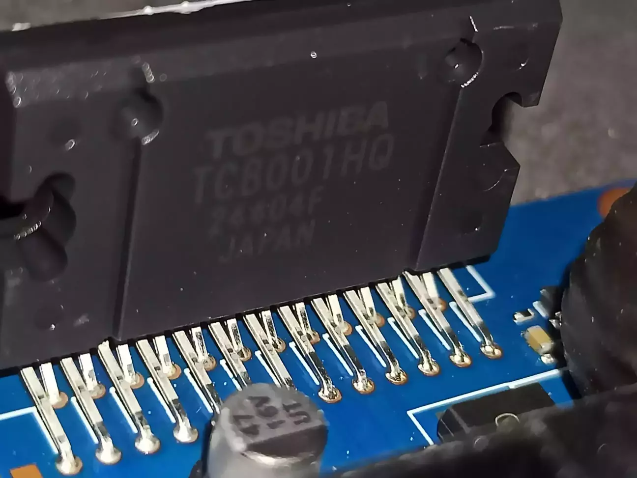 Магнітола має ось такий підсилювач. Судячи з описів в інтернеті, він є посередньої якості. Але для мене це не має ніякої різниці, бо він мені не потрібен. Далі по тексту буде зрозуміло.