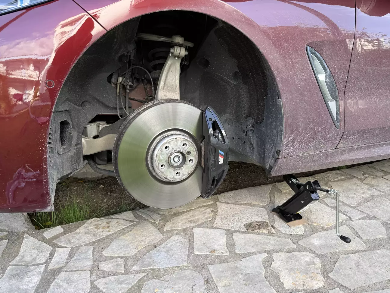 M Sport Brake, Black High-glass Caliper 395 mm.