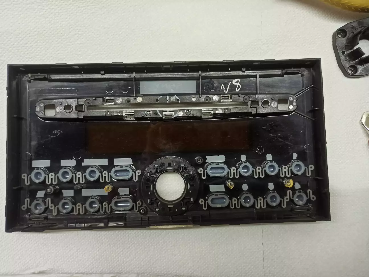 Розмічаю місце проходу кронштейна.